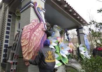 No Mardi Gras parades, so thousands make ‘house floats’