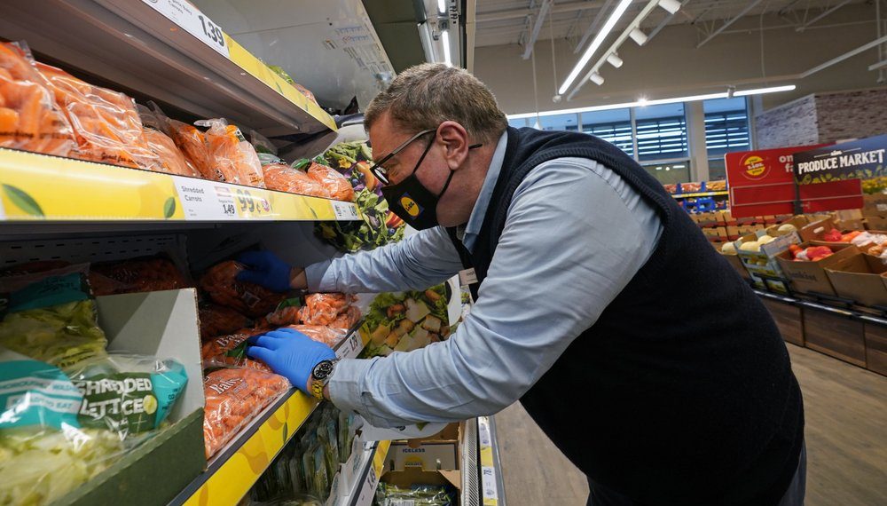 Vaccine delays leave grocery workers feeling expendable