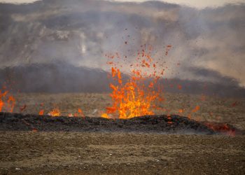 Hikers scramble as new fissure opens up at Icelandic volcano