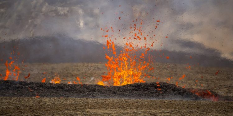 Hikers scramble as new fissure opens up at Icelandic volcano