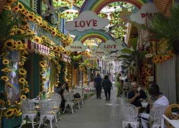 Cafes, restaurants reopen in Greece for outdoor service