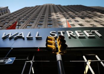Stocks slip on Wall Street, pulling S&P 500 below recordStocks slip on Wall Street, pulling S&P 500 below record