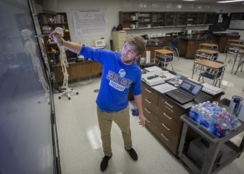 US outbreaks force early reversals on in-person learning