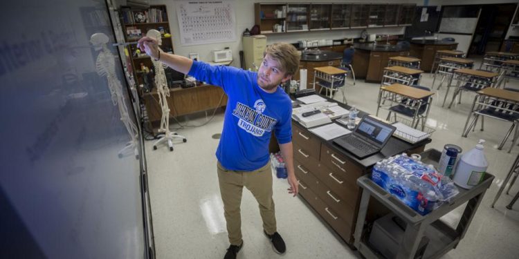 US outbreaks force early reversals on in-person learning