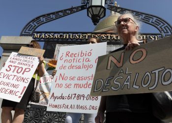 Pelosi, Democrats call on Biden to extend eviction ban