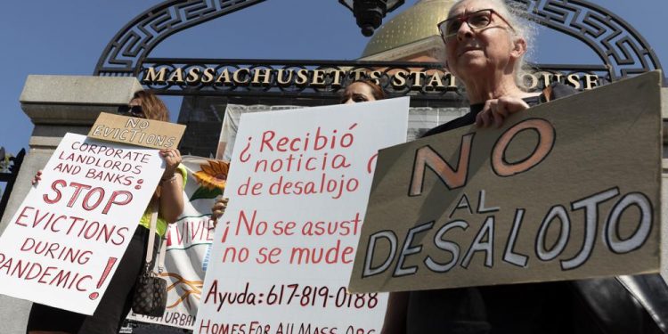 Pelosi, Democrats call on Biden to extend eviction ban