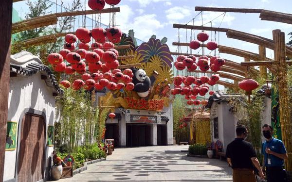 Universal Studios sets opening for first theme park in China