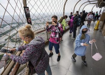 EU to recommend reinstating restrictions on US travelers