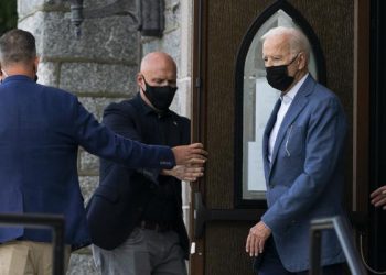 US easing foreign travel restrictions; vaccinations required