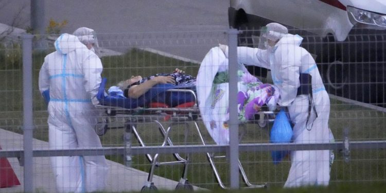 Russia’s daily COVID-19 deaths top 1,000 for first time