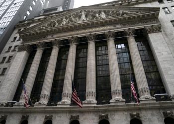 US stocks make modest gains, continuing upward trend
