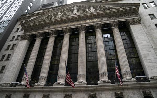 US stocks make modest gains, continuing upward trend