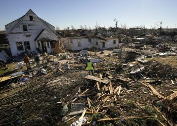 Thousands without heat, water after tornadoes kill dozens