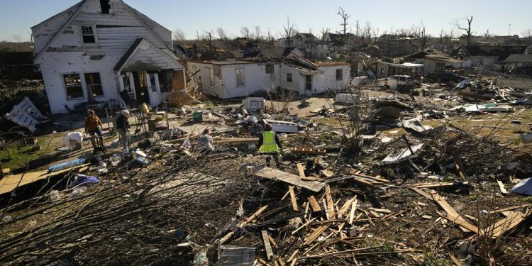 Thousands without heat, water after tornadoes kill dozens