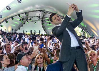 Ukraine president’s ratings fall as crisis with Russia brews