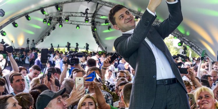 Ukraine president’s ratings fall as crisis with Russia brews