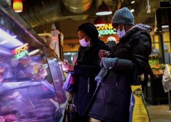 US virus cases, hospitalizations continue steady decline