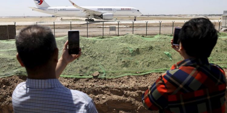 Chinese airliner crashes with 132 aboard in country’s south