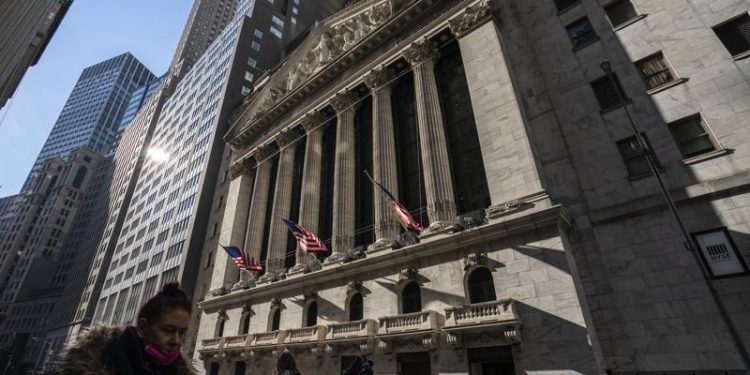 Stocks rise on Wall Street as oil slides to $100 per barrel