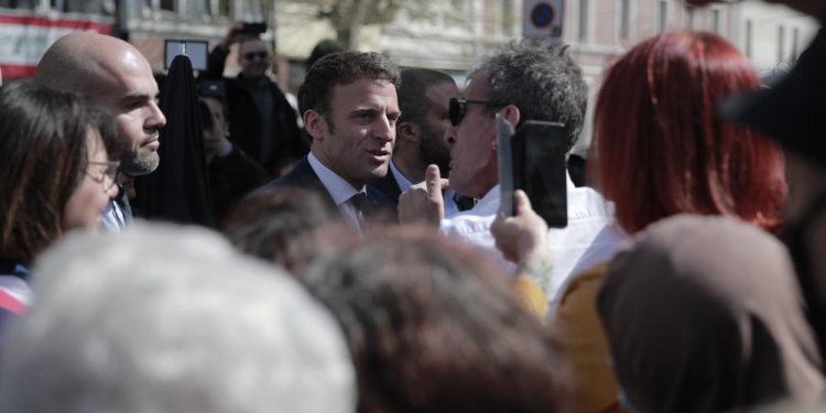 Macron, Le Pen kick off French presidential runoff campaigns