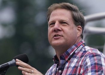 At DC roast, NH’s GOP governor skewers Trump as ‘crazy’