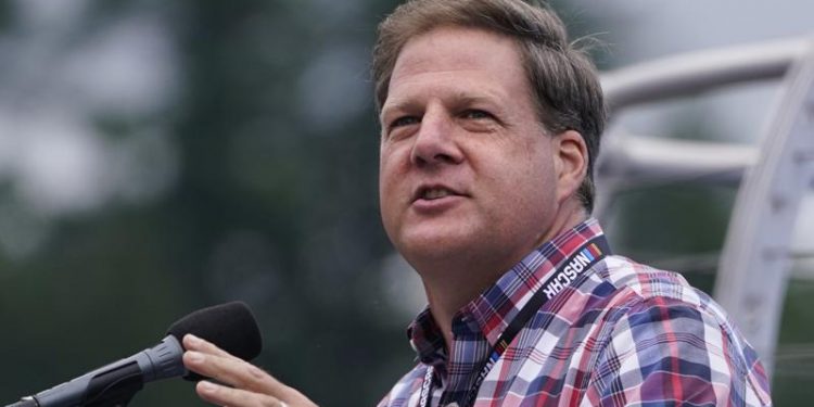 At DC roast, NH’s GOP governor skewers Trump as ‘crazy’