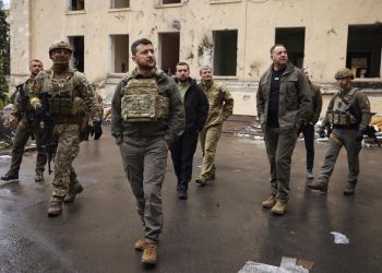 Ukraine, Russia battle in the east as Zelenskyy visits front