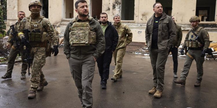Ukraine, Russia battle in the east as Zelenskyy visits front