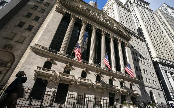 Tech stocks sink again, Nasdaq has worst month since 2008