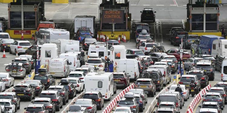 UK blames France as travelers face hours-long port delays