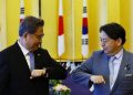 Japan, South Korea foreign ministers agree to improve ties