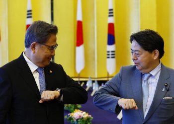 Japan, South Korea foreign ministers agree to improve ties