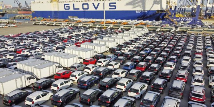 China July exports rise, with trade surplus at record-high