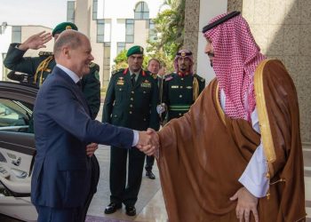 German leader seeks energy deals, alliances on Gulf trip