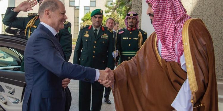 German leader seeks energy deals, alliances on Gulf trip