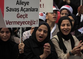 Thousands march in Turkey to demand ban on LGBTQ groups