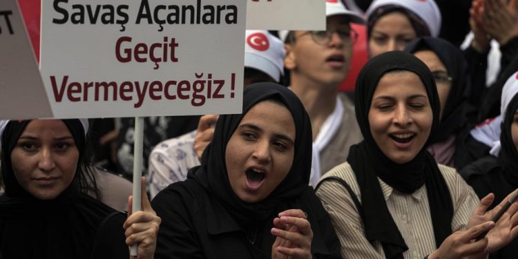 Thousands march in Turkey to demand ban on LGBTQ groups