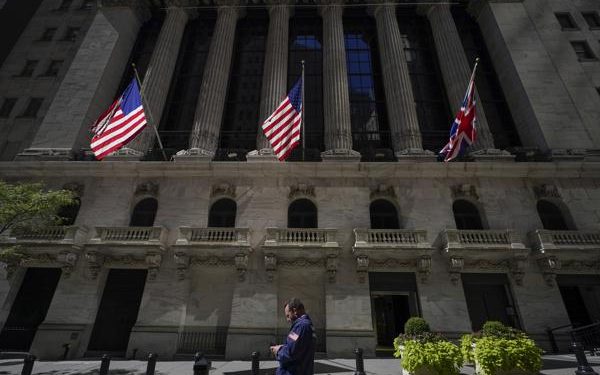 Wall Street falls as FedEx warning adds to market woes