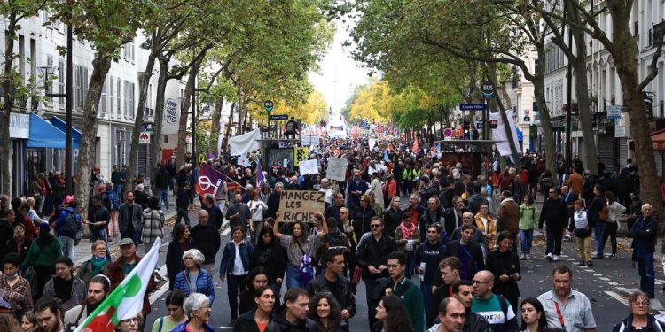 March against inflation turns up political heat in France