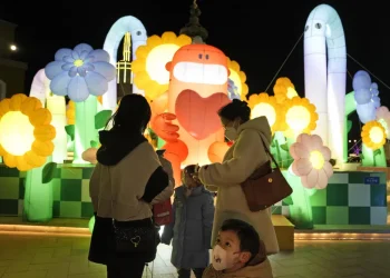 Canada, Australia impose COVID rules on travelers from China