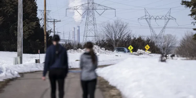 Minnesota nuclear plant shuts down for leak; residents worry