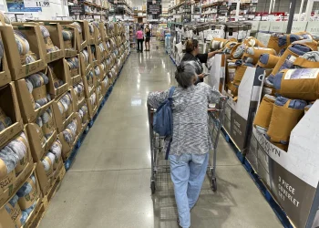 US economic growth accelerated to strong 4.9% rate last quarter as consumers shrugged off Fed hikes