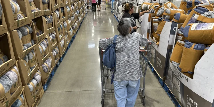 US economic growth accelerated to strong 4.9% rate last quarter as consumers shrugged off Fed hikes