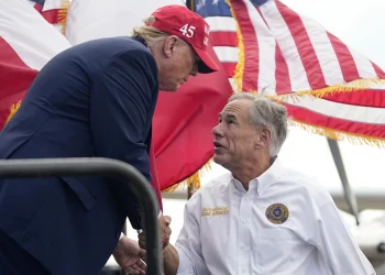 Trump picks up the endorsement of Texas Gov. Greg Abbott during a visit to a US-Mexico border town