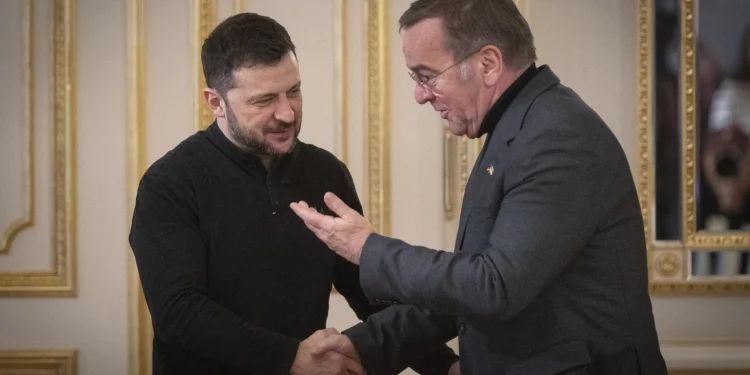 Zelenskyy, Macron discuss Western troop deployment in Ukraine before German defense chief visits