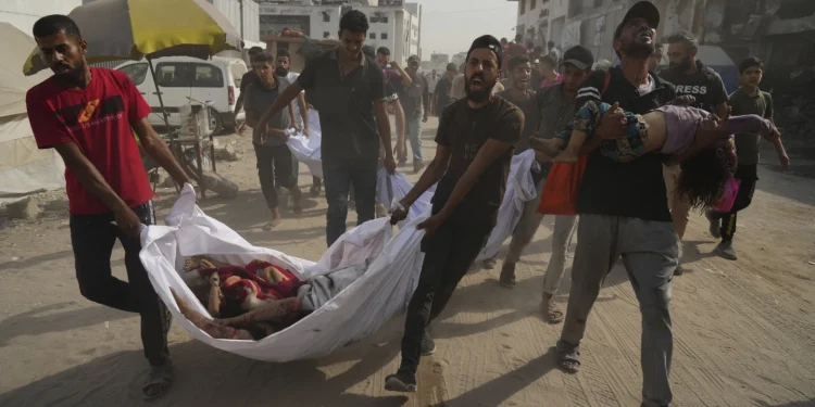 Israeli strikes kill journalists and aid-seekers as Australia backs Palestinian statehood